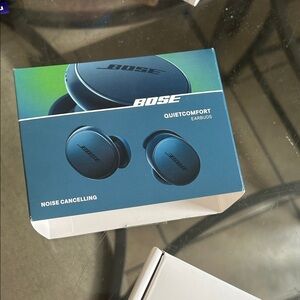 Bose NWT QuietComfort Earbuds in blue